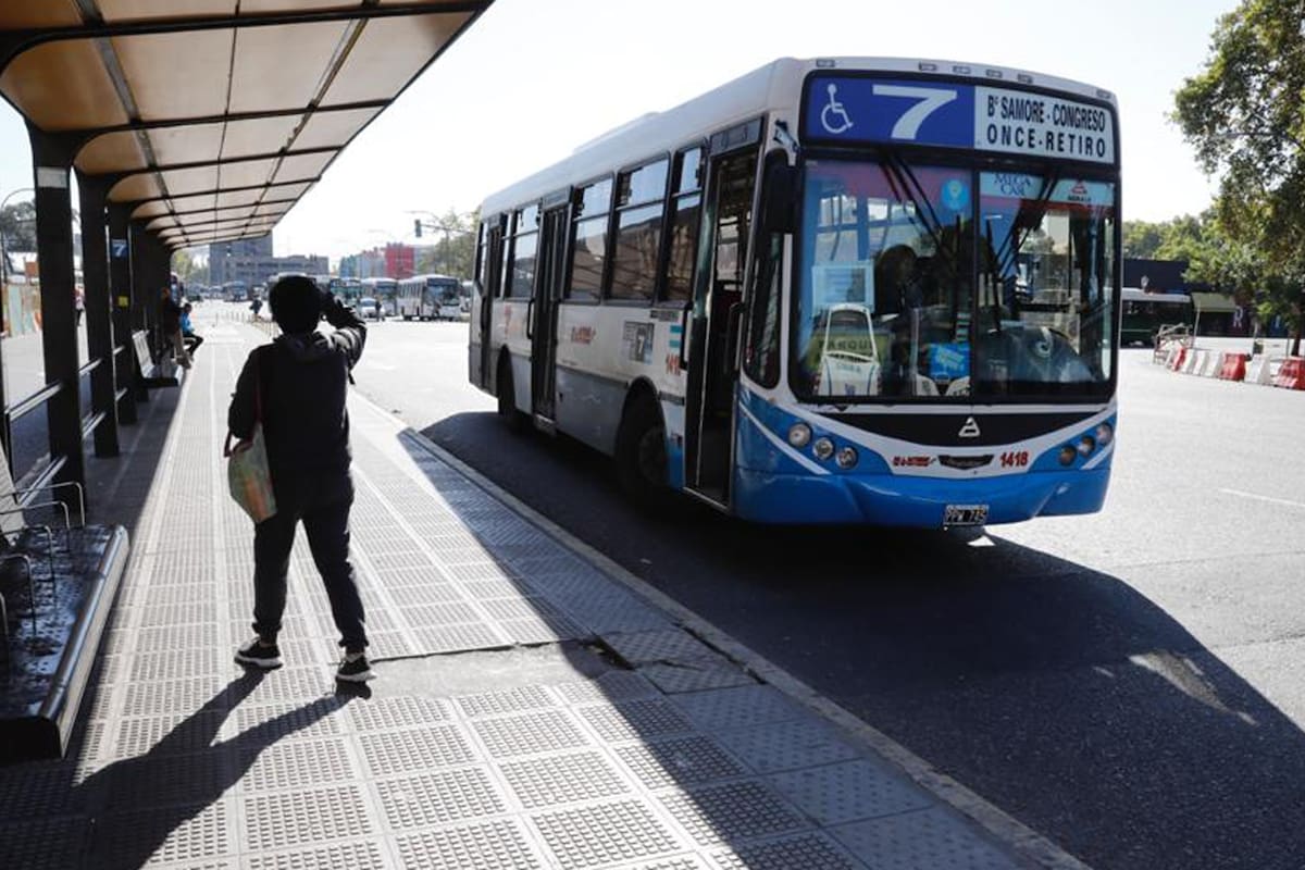 Colectivos con pocos pasajeros en la zona de retiro