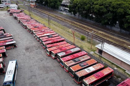 Colectivos estacionados en la terminal de Liniers