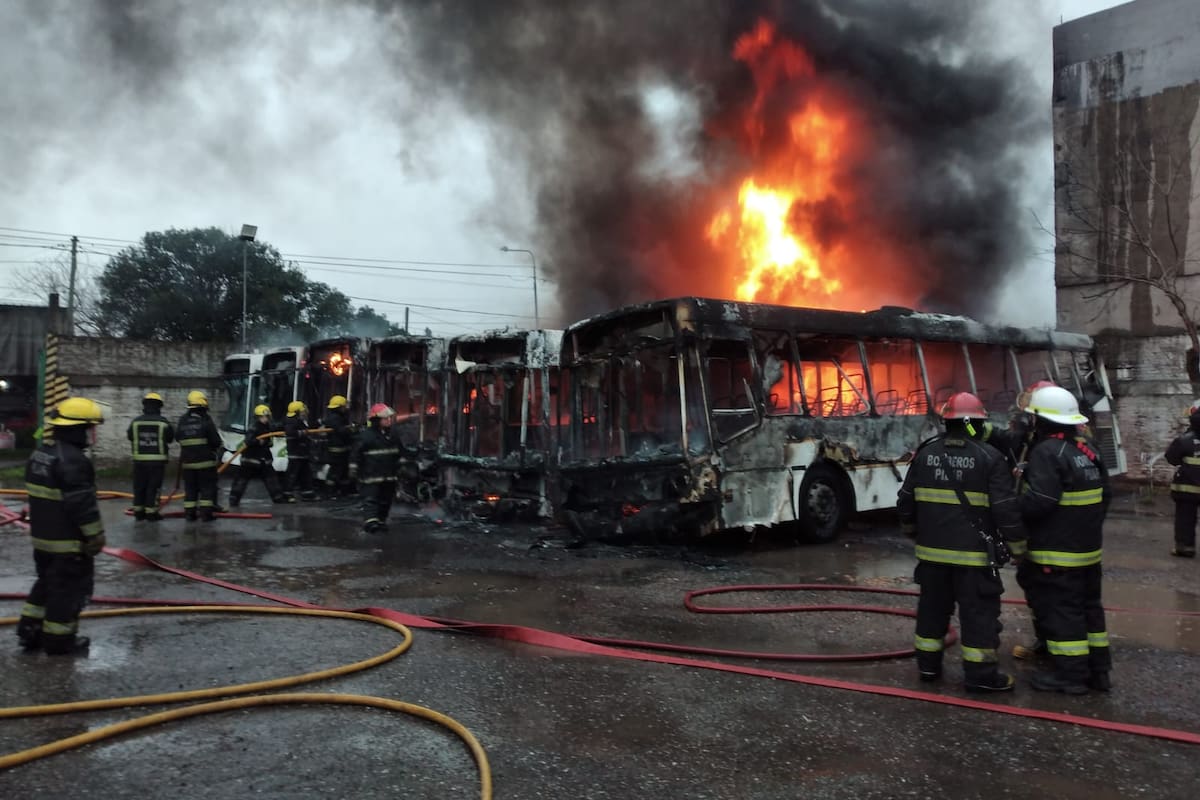 Colectivos incendiados en Pilar