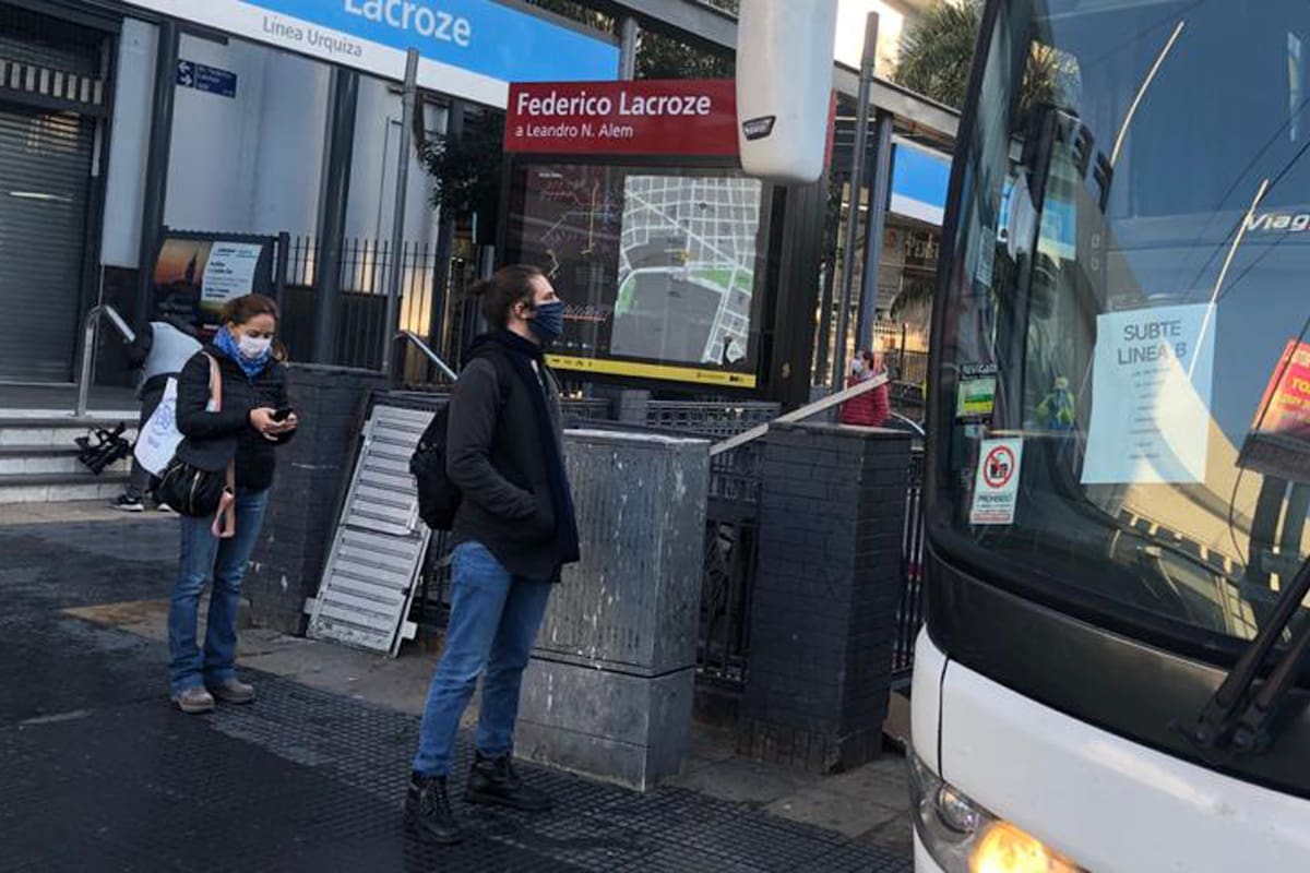 Colectivos que salen de la estación Federico Lacroze por le demora que presenta el subte B