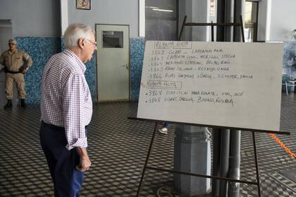 Una pizarra con indicaciones en el colegio La Salle, en Rosario