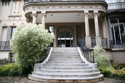 Una escalinata de mármol desciende desde la antigua biblioteca al jardín