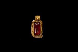 Colgante anglosajón de oro con centro granate