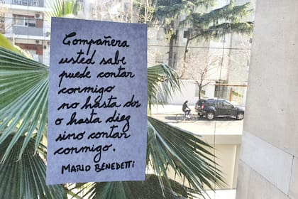En redes sociales, durante todo el día, los lectores recordarán al poeta uruguayo Mario Benedetti mostrando en sus perfiles una foto con un poema pegado en la ventana
