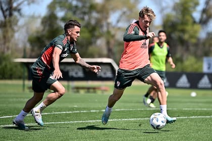 Colidio lleva la pelota, Enzo Díaz lo marca: el primero sería suplente; el segundo tiene chances de ser titular