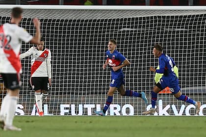 Colidio sale festejando su gol, el segundo de Tigre