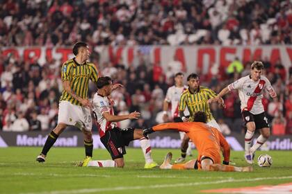 Colidio va a conectar un centro rasante de Moreno y conseguirá el segundo gol de River, a los 38 minutos de la parte final.