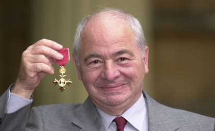 Colin Dexter en 2000, cuando recibió la Orden del Imperio Británico; el escritor inglés murió el martes, a los 86 años
