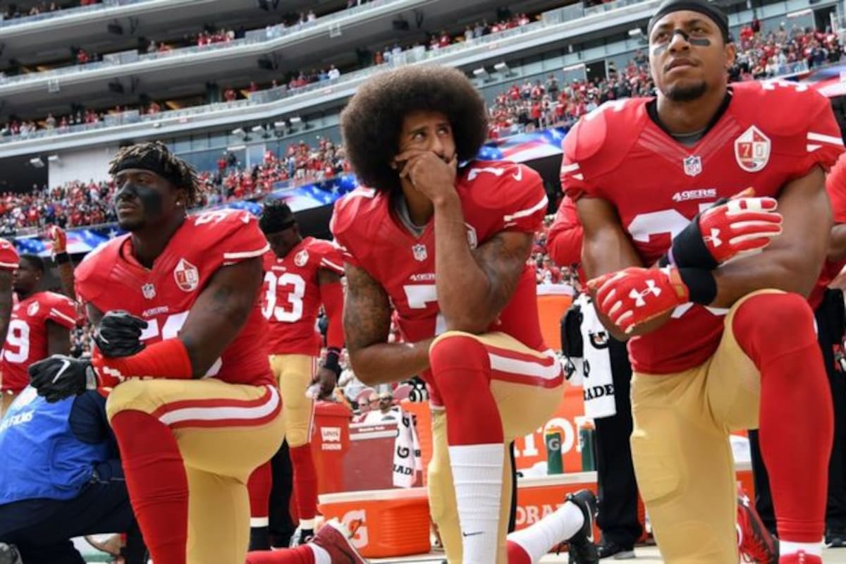 Colin Kaepernick y el gesto que inspiró a otras estrellas del deporte a unirse a las protestas, y por el que fue expulsado del fútbol americano