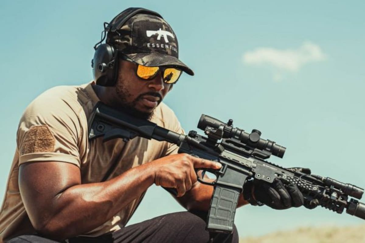 Colion Noir, defensor estadounidense de los derechos de las armas, posa con un AR-15