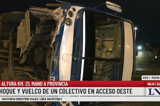 Impresionante choque y vuelco de un micro en Morón: dos heridos
