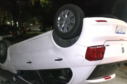Colisión y vuelco de un auto en CABA