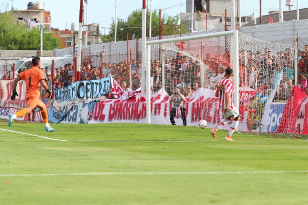Colitto marca el 3-0 para Barracas Central ante Almirante Brown