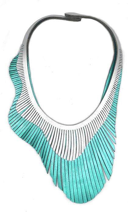 Collar con flecos