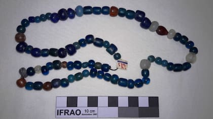 Collares con cuentas de piedras y caracoles fueron parte del botín que se llevaron los ladrones en la madrugada del martes