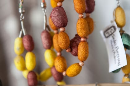 Collares elaborados con capullos de seda teñidos.