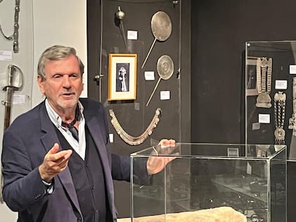 Collazo ha reunido piezas de distintos orígenes a lo largo de décadas; su acervo incluye objetos de coleccionistas históricos como Alfredo Anchorena y Nicolás García Uriburu