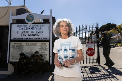 Colleen Hicks, amiga de Douglas 'Chief' Stankewicz, el preso que más años lleva en el corredor de la muerte en California, frente a la prisión de San Quintín, el 26 de abril de 2024, tras una visita
