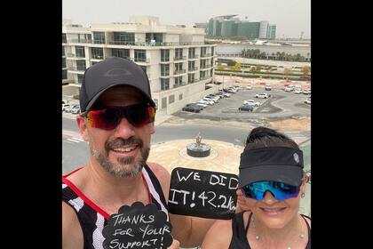 Collin Allin y su esposa corrieron los 42 kilómetros de la maratón balconera en cinco horas.