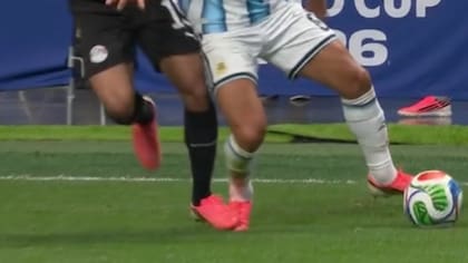 Collina dio dos ejemplos tomados del Argentina-Egipto, y acompañó en cada caso la decisión del juez francés. Primero, se refirió a la no validación del gol del delantero egipcio Mostafa Zico, a los 13 minutos del segundo tiempo, porque su compañero Marwan Attia había “claramente pisado el pie” del argentino Lisandro Martínez.