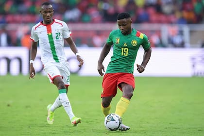 Collins Faï toca la pelota de zurda, pero es un muy buen defensor lateral derecho del que Camerún necesita para tener un buen paso por el Mundial Qatar 2022.