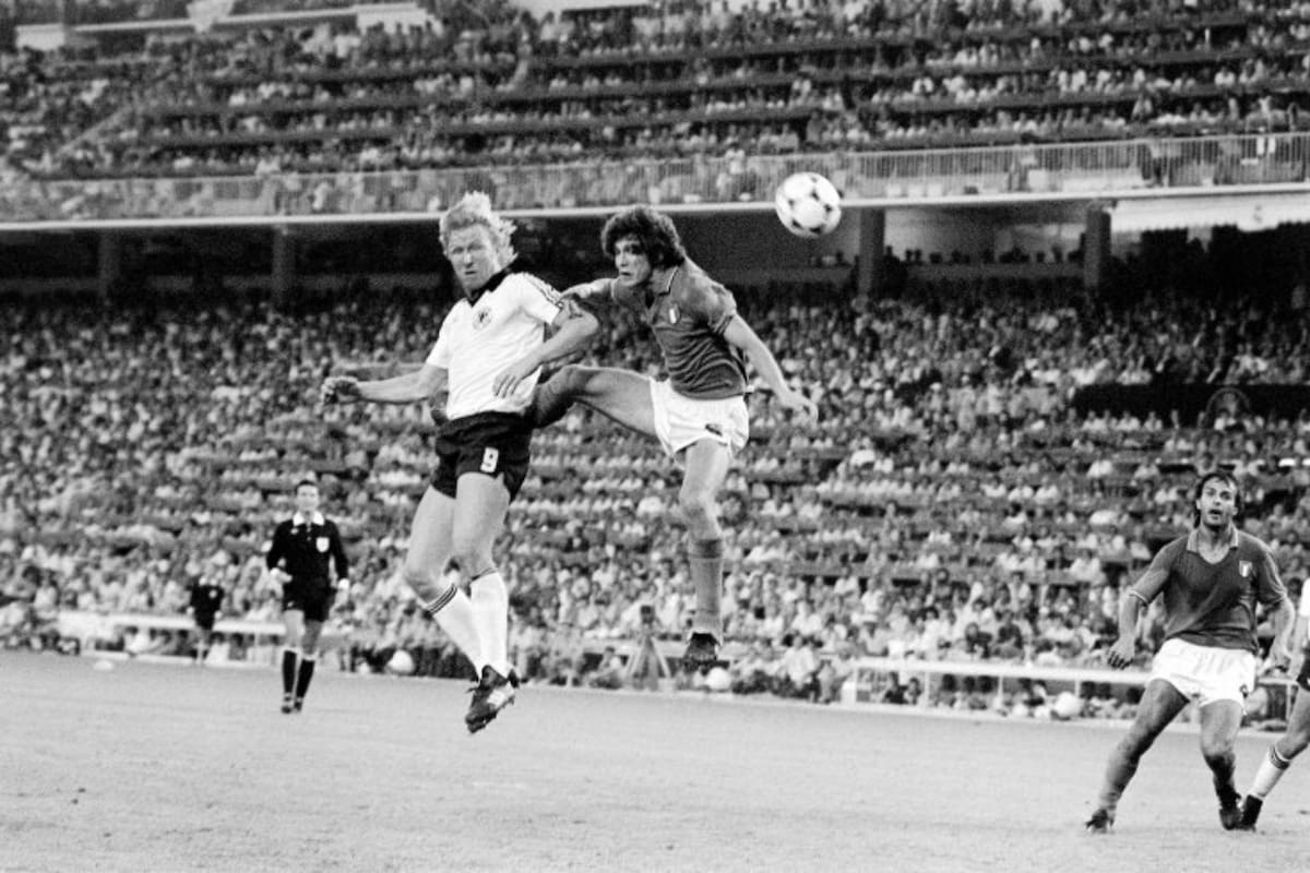 Collovati en la final del Mundial de 1982 en España, marcando con rigor al gigante alemán Hrubesch