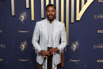 Colman Domingo impuso un look retro de Valentino. Su blazer con aplicaciones de brillantes a juego con su camisa y bufanda a lunares demostraron por qué el actor es un ícono de la moda masculina.