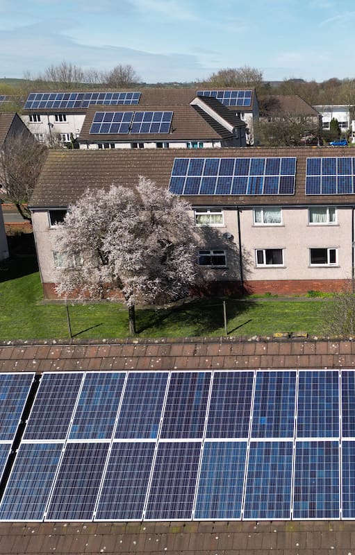 Una vista aérea de paneles solares en los techos de las casas en Colne, Inglaterra