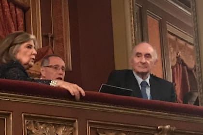 Inés Pertiné y Fernando de la Rúa, en un palco del teatro, a la espera del comienzo del espectáculo