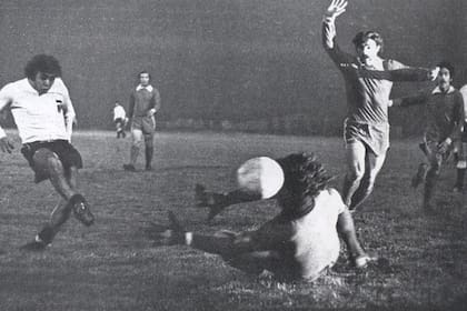 Colo Colo-Independiente, en 1973: Carlos Caszely define ante Pepé Santoro, ante las miradas del Chivo Pavoni y Pancho Sá; partido desquite de la final de la Copa Libertadores, en Santiago