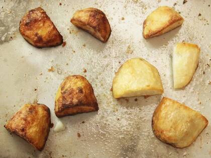 Colocá la fuente con las papas precocidas en el horno, a una temperatura de 200 °C