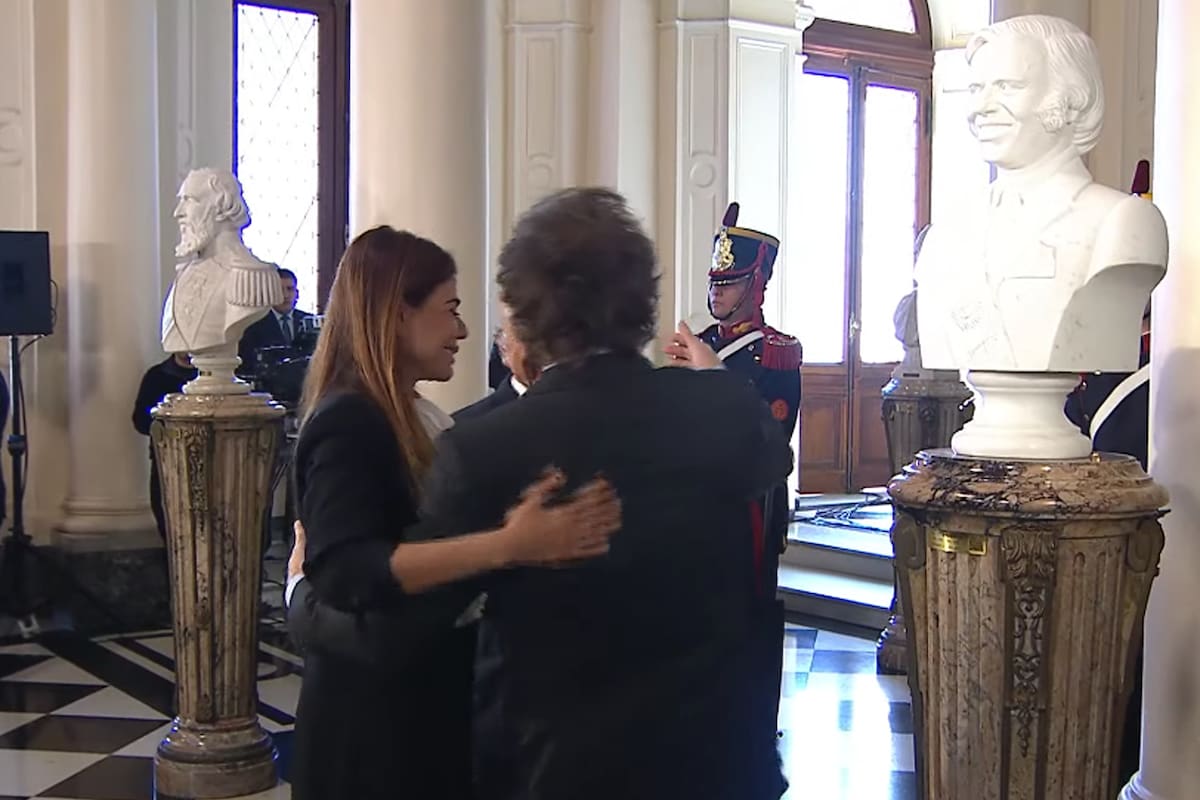 Colocación del Busto del Presidente Carlos Menem en Casa Rosada, participaron de la ceremonia, Javier Milei, Zulemita Menem y Eduardo Menem