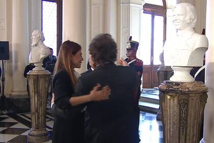 Colocación del Busto del Presidente Carlos Menem en Casa Rosada, participaron de la ceremonia, Javier Milei, Zulemita Menem y Eduardo Menem