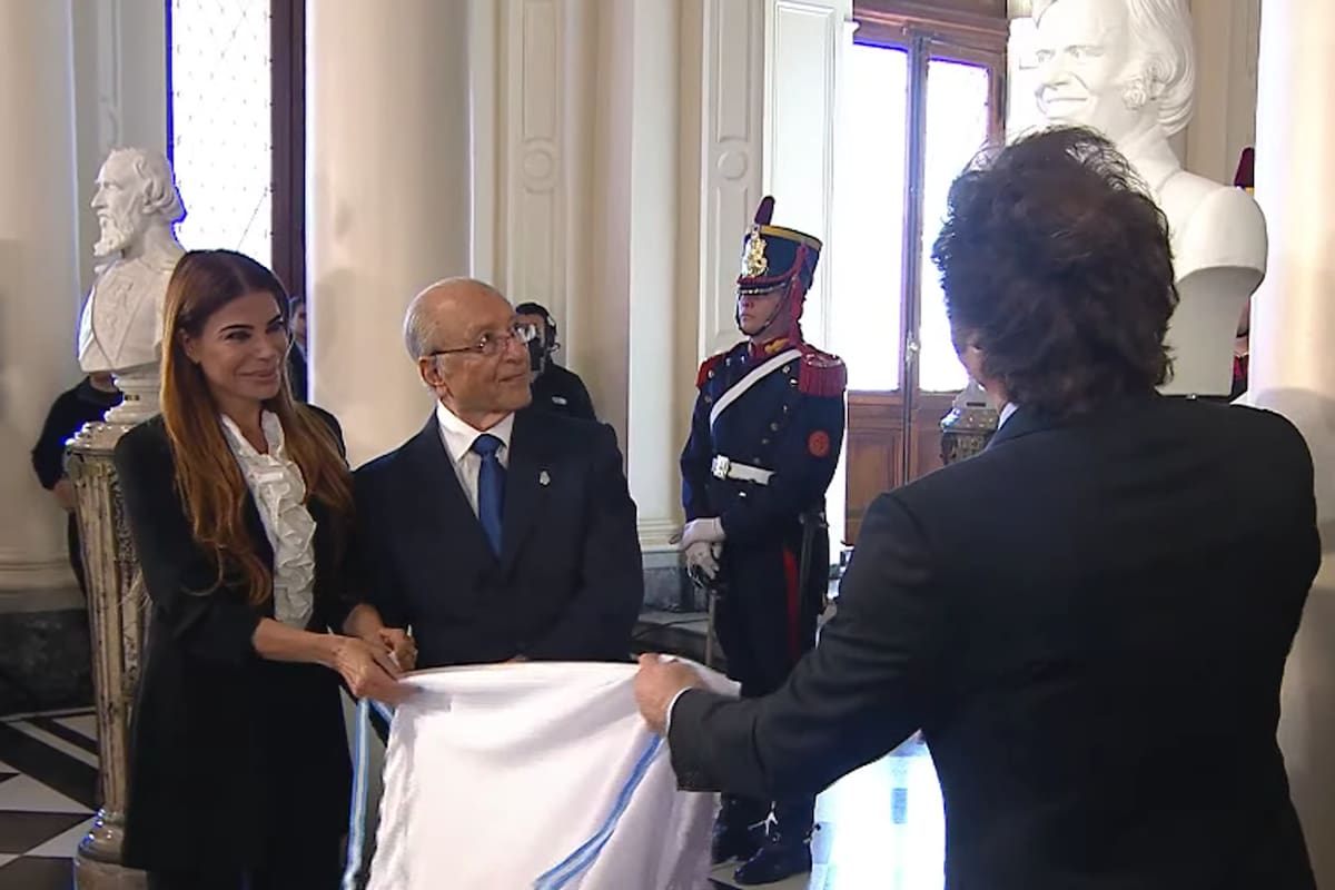 Colocación del busto del Presidente Carlos Menem en Casa Rosada, participaron de la ceremonia Javier Milei, Zulemita Menem y Eduardo Menem