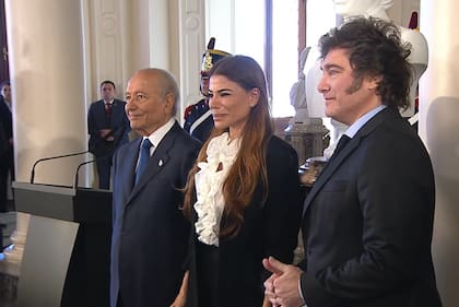 Colocación del Busto del Presidente Carlos Menem en Casa Rosada, participaron de la ceremonia, Javier Milei, Zulemita Menem y Eduardo Menem