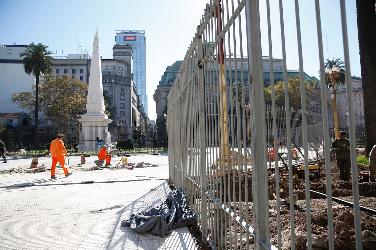 Colocan rejas permanentes en Plaza de Mayo, en lugar de las vallas provisorias
