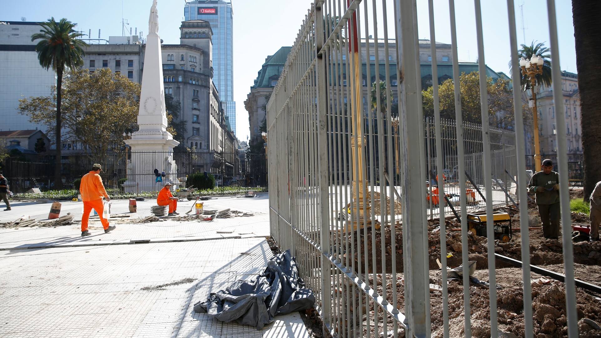 Colocan rejas permanentes en Plaza de Mayo, en lugar de las vallas provisorias