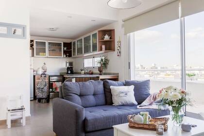 Colocar el sillón en forma perpendicular al balcón facilitó la distribución del resto de los muebles.