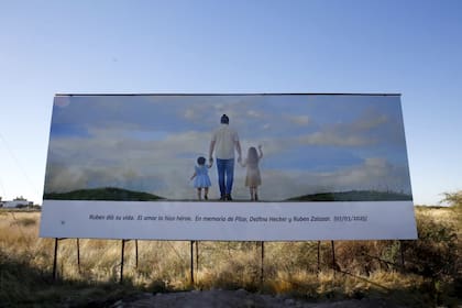 Colocaron en General Cerri carteles en memoria de las dos niñas y el chofer fallecidos en la inundación