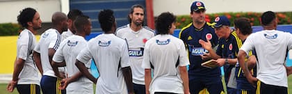 Pekerman da instrucciones a los futbolistas; a su derecha, Néstor Lorenzo, por entonces ayudante, luego su sucesor
