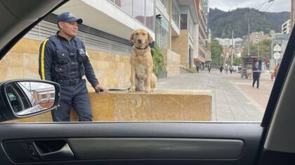 Colombia es usual que para entrar a un edificio uno deba registrarse ante un vigilante