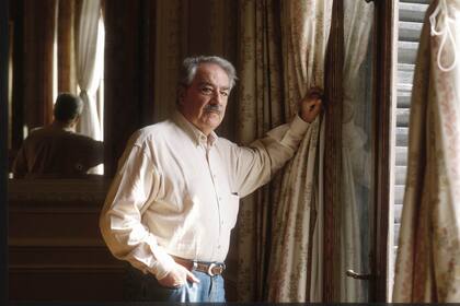 Colombian writer and poet Álvaro Mutis Jaramillo (1923 - 2013) at the Venice Film Festival, Lido, Venice, Italy, 30th August 1996. (Photo by Leonardo Cendamo/Getty Images)
