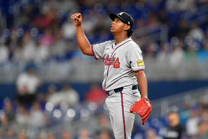 Colombiano Didier Fuentes debuta con Bravos ante Marlins como el pelotero más joven en las mayores