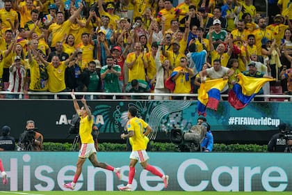 Colombia's Daniel Munoz, left, celebrates after scoring his team's first goal during the World Cup Group K soccer match between Colombia and Congo in Zapopan, near Guadalajara, Mexico, Tuesday, June 23, 2026. (AP Photo/Natacha Pisarenko)