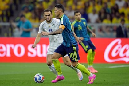 Colombia's midfielder #10 James Rodriguez (R) runs with the ball past Uzbekistan's midfielder #11 Oston Urunov during the 2026 World Cup Group K football match between Uzbekistan and Colombia at the Mexico City Stadium in Mexico City on June 17, 2026. (Photo by Alfredo ESTRELLA / AFP)