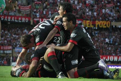 Colón a pura celebración ante All Boys