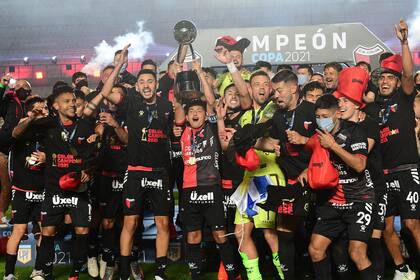 Colón de Santa Fe, campeón de la Copa de la Liga: Pulga Rodríguez levanta el trofeo.