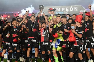Nuevo ídolo: el Pulga Rodríguez, en la galería de los más grandes en Colón