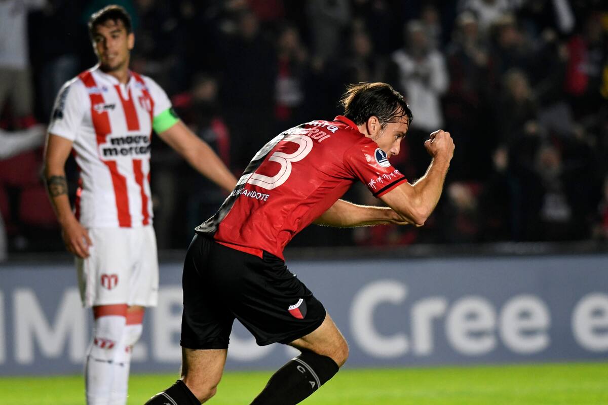 Colón festejó en un partido en el que pasó de todo