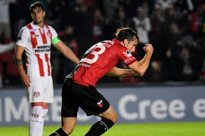 Colón festejó en un partido en el que pasó de todo
